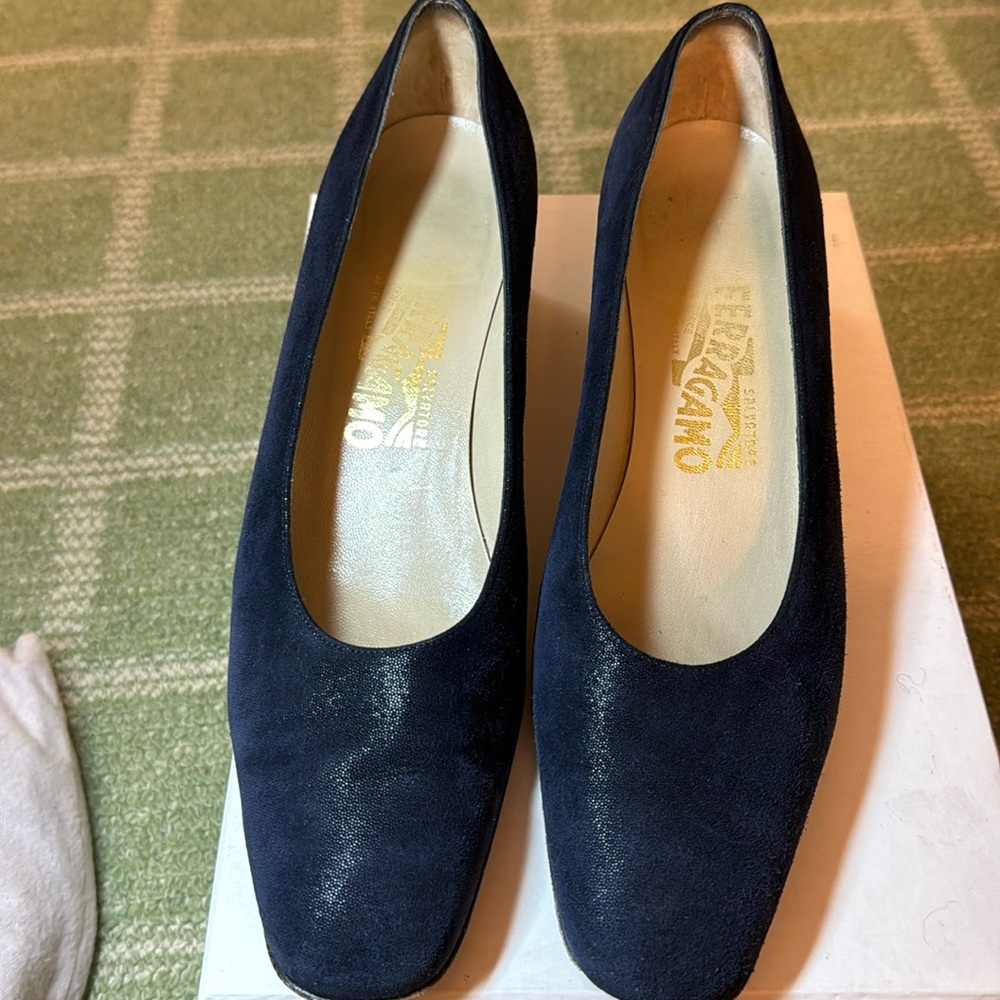 Vintage Salvatore Ferragamo Navy Rounded Square Toe Pumps Heels